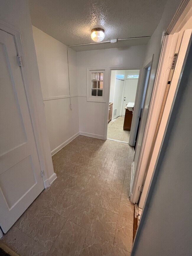 Photo - 231 Oakwood St SE