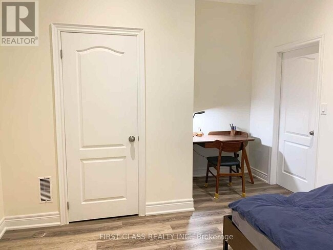 Photo - 132D Finch Ave E