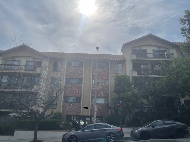 Photo - 1735 N Fuller Ave Condo Unit 223