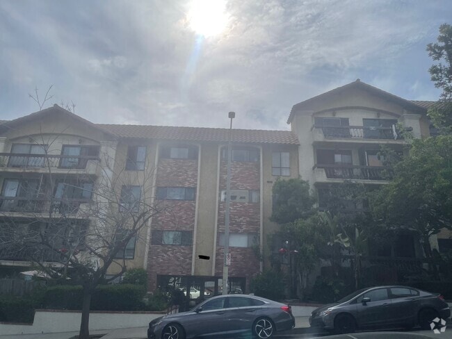 Building Photo - 1735 N Fuller Ave Unit 223 Rental