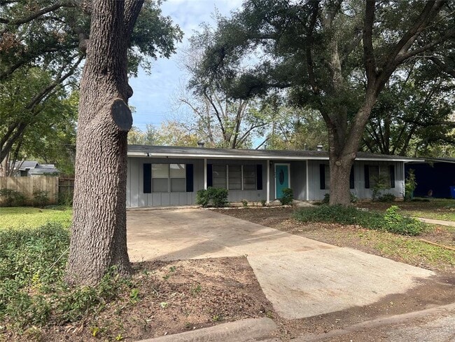 Photo - 908 Gilmore St
