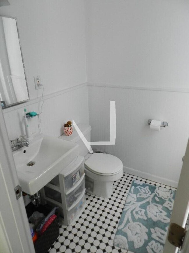 Photo - Open Spacious Layout 3 bed 1.5 bath 6/1 Br...