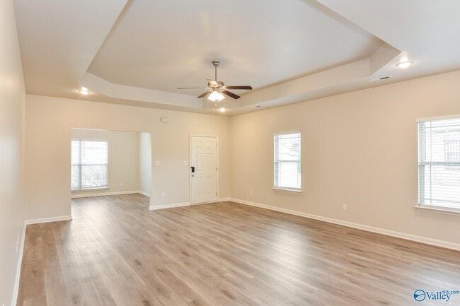 Photo - 124 Clydesdale Ln