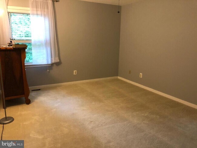 Photo - 2002 Admiral Dr