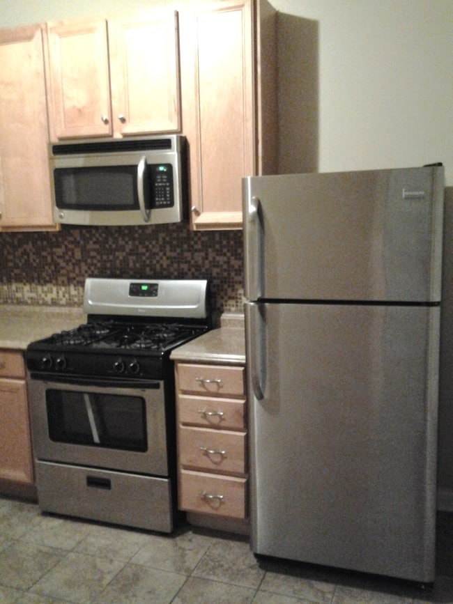 Kitchen - 6630 S Ingleside Ave Unit 1
