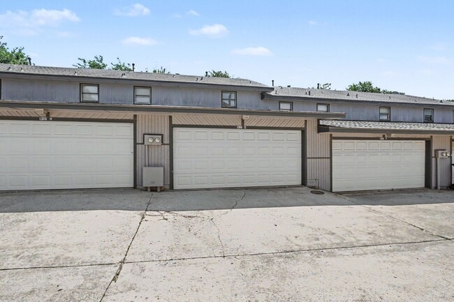 Photo - 1300 N Rockwell Ave