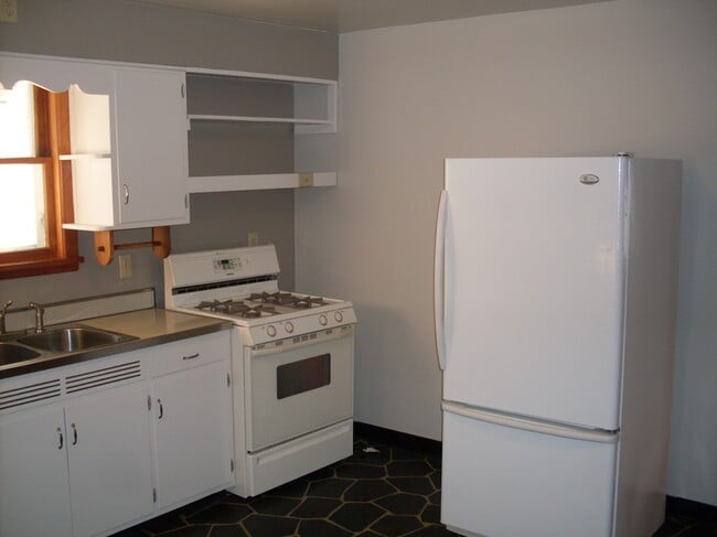 Kitchen, fridge and range included. Washer/dryer included - 507A N Division Ave Unit A