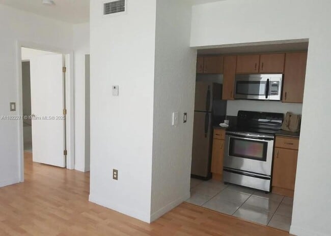 Photo - 1 bedroom in Miami Beach FL 33141