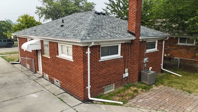 Photo - 18536 Holland Ave