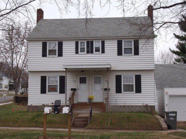 Unit Entrance on Left - 116 Walnut St Unidad 116 Walnut Street