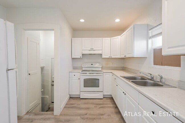 Building Photo - 4424 W Alameda Ave