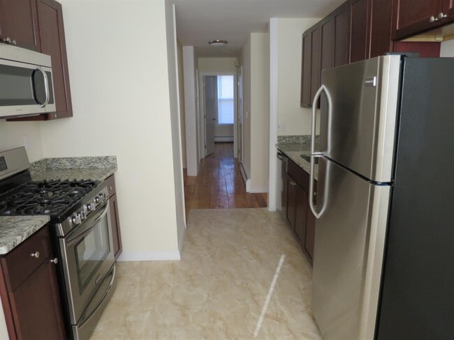Building Photo - 74 Summer St Unit 1