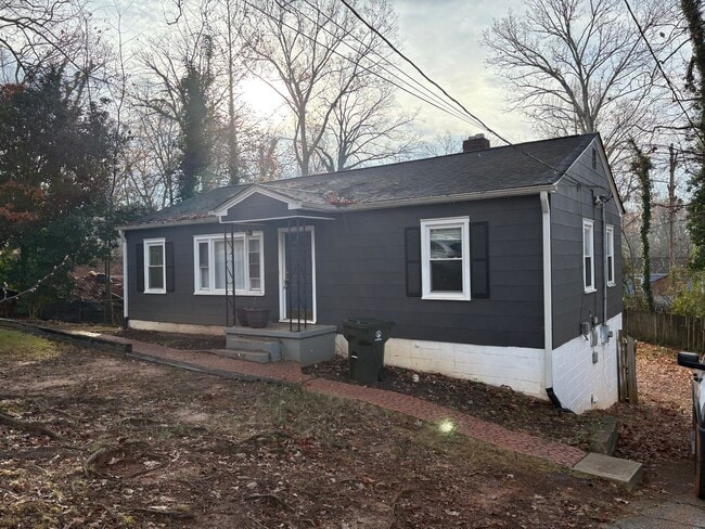 Building Photo - 4 Bedroom 2 Bath Bungalow home in Greenville