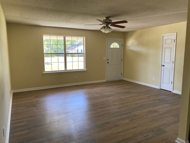 Photo - $500.O0 OFF MOVE IN SPECIAL!!