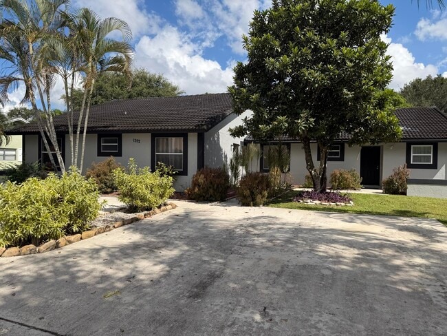 Building Photo - 1392 Riverside Cir