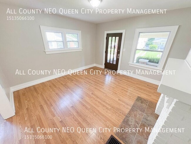 Photo - 221 W Parkwood Dr