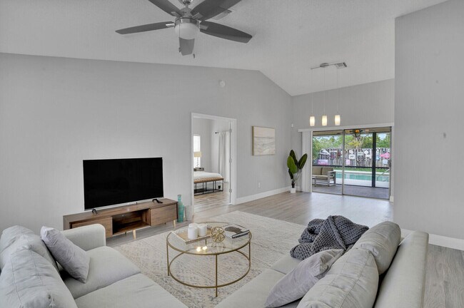 Photo - 13834 Geranium Pl