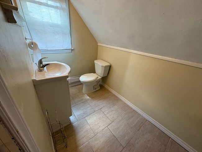 Photo - 410 Barton St E