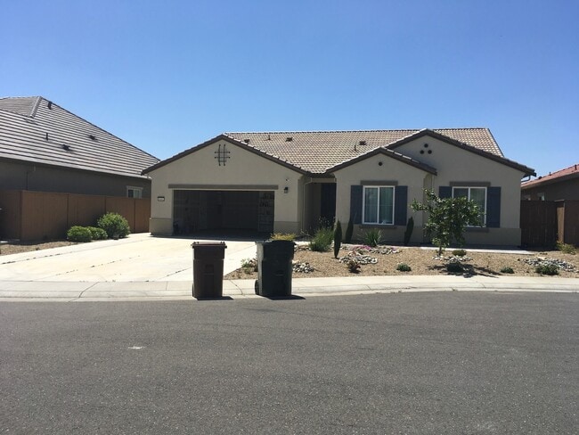 Building Photo - This immaculate single story 4Bedrooms, 2.... Rental