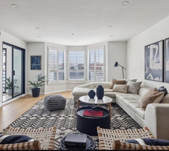 Building Photo - 3315 Fillmore St Unit 301