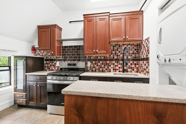 Photo - 1297 Bergen St