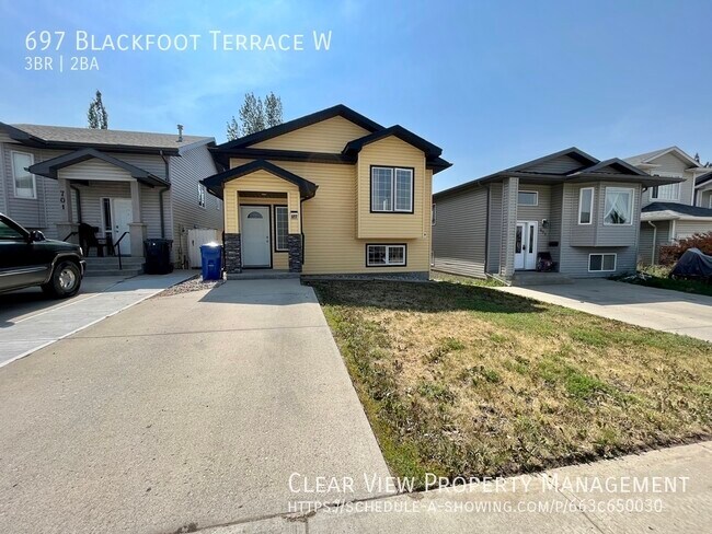 Building Photo - Charming 3 bedrooms, 2 bathrooms, fully fenced bi-level home in West Lethbridge!
