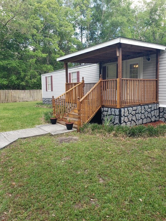 Building Photo - 7310 Pineview Dr Rental