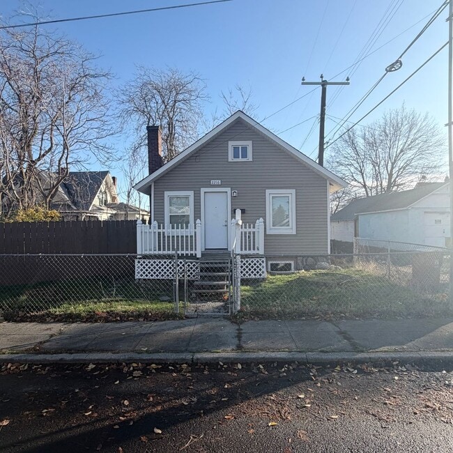 Building Photo - 2216 N Oak St