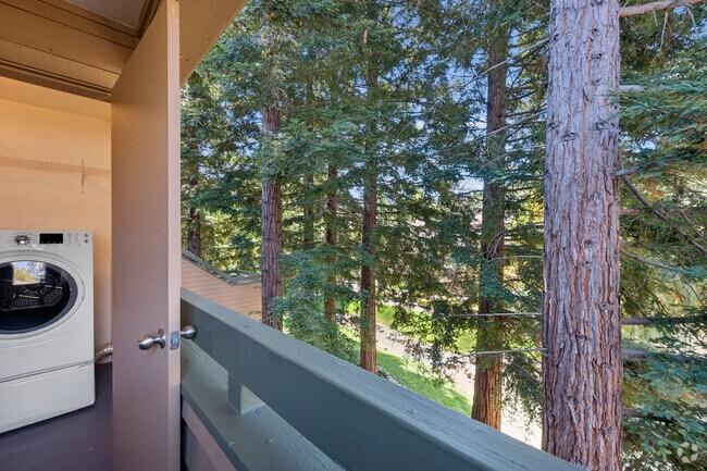 2BR, 2BA - 1,100SF - Balcony View/Laundry