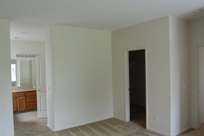 Photo - Nice 2 Bedroom home with an office in South East Visalia off of Caldwell and Pinkham