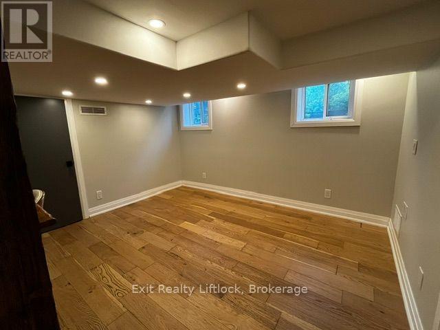 Photo - 450 Weller St