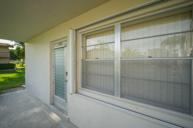 Building Photo - 132 Cambridge F Unit 132