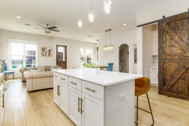 Photo - 606 W Intendencia St