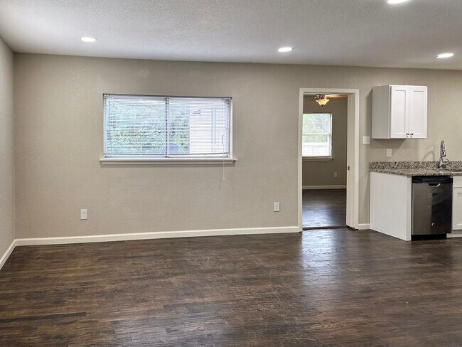 Photo - 4 Bedroom / 2 Bath / 1 Car Garage