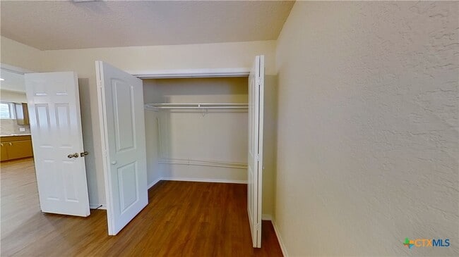 Building Photo - 2107 Magnolia Dr