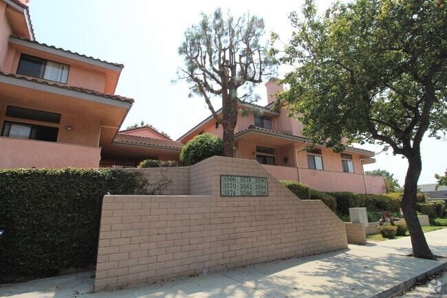 Building Photo - Quaint Gated Community near Pacific View Mall Rental