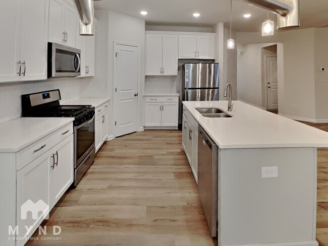 Photo - 757 Riverwood Pass