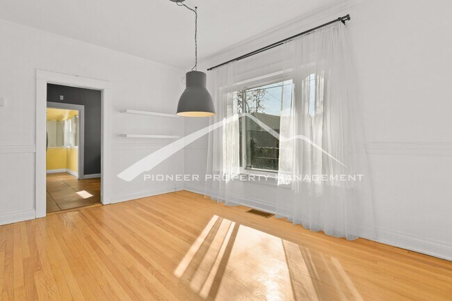 Photo - Beautiful Home with Washer/Dryer and Fenced Yard