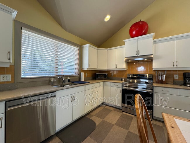 690 Kingsway