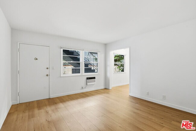 Photo - 1944 S Beverly Glen Blvd Unidad 2