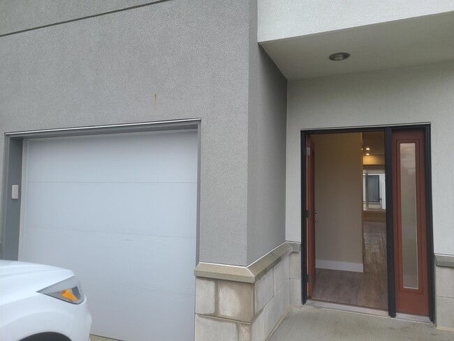 Photo - 550 Sandison St