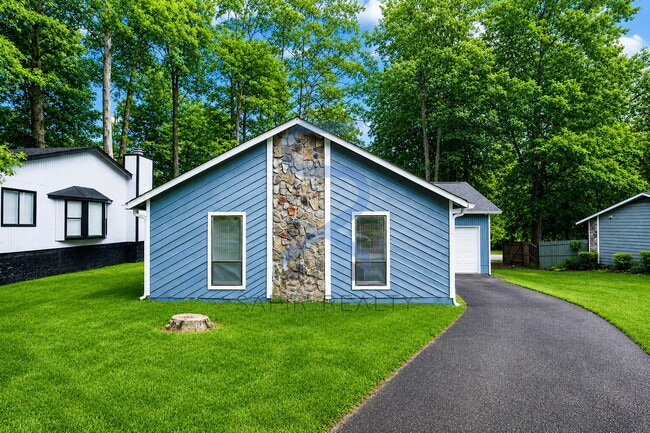 Building Photo - A Peaceful Woodland Retreat – 3BR/2BA Home in Jonesboro