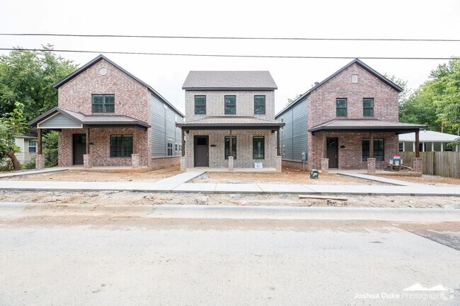 Building Photo - 4 Bedroom 4.5 Bathroom home close to U of ...