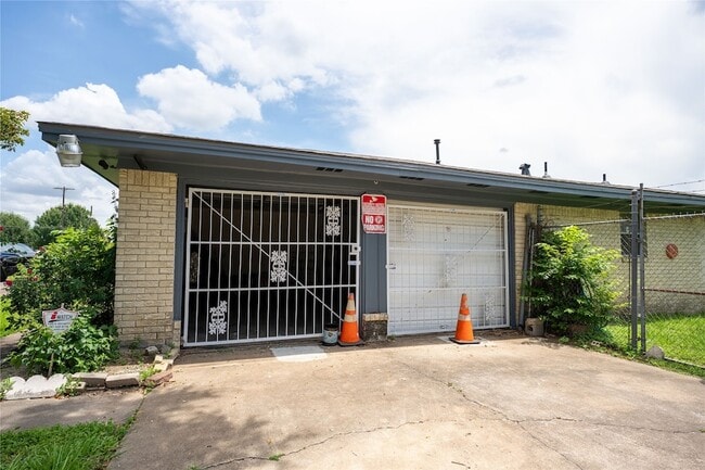 Building Photo - 4402 Balkin St