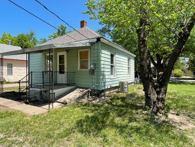 Photo - 856 Custer St