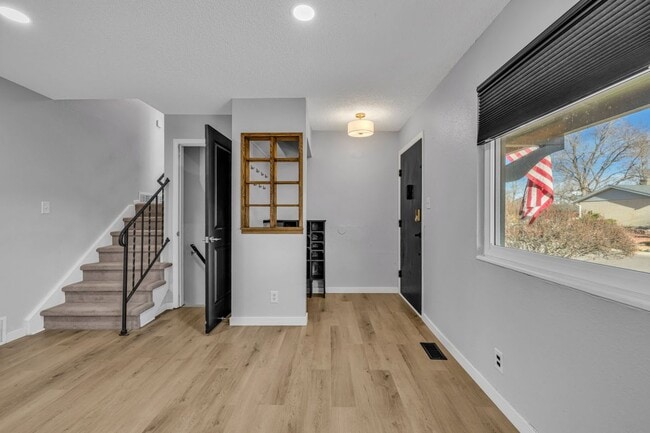 Photo - 5545 Elkhart St