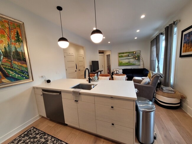 Photo - 1656 W Summerdale Ave Unidad #  03E