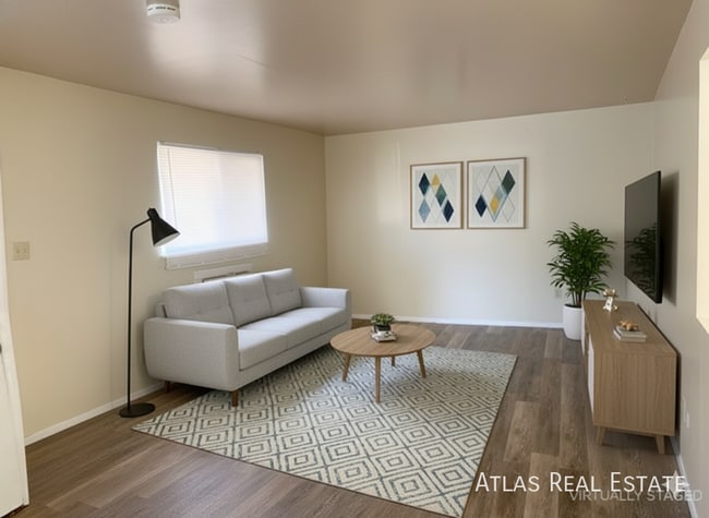 Building Photo - 2707 N Chestnut St Unit 2