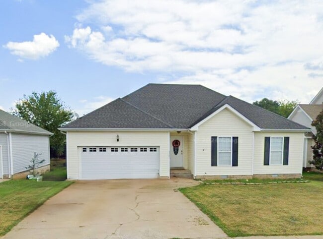 Building Photo - 3 Bedroom 2 Bathroom Home!