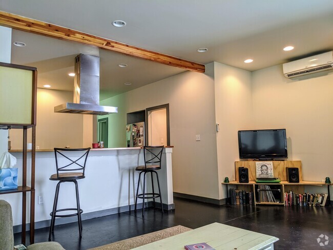 Building Photo - 307 W 23rd St Rental